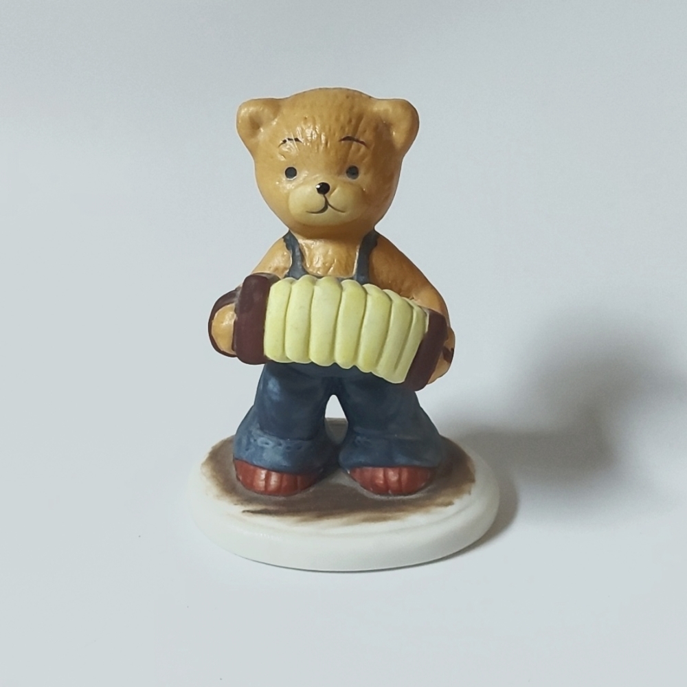 Vintage ceramic teddy bear with accordian, approx 3" tall, GUC